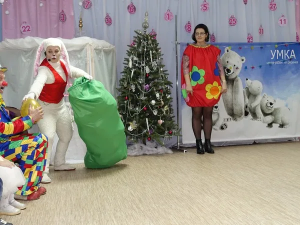 Дети играют в группе