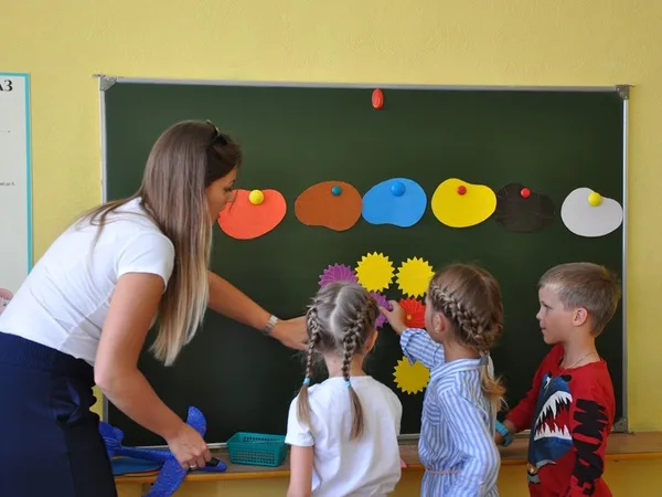 Дети играют в группе
