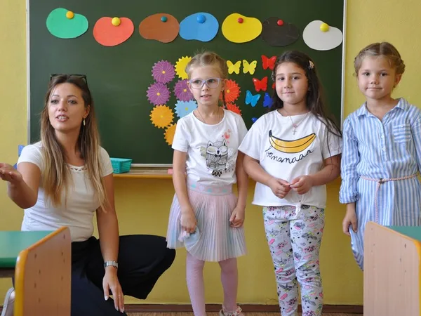 Дети играют в группе