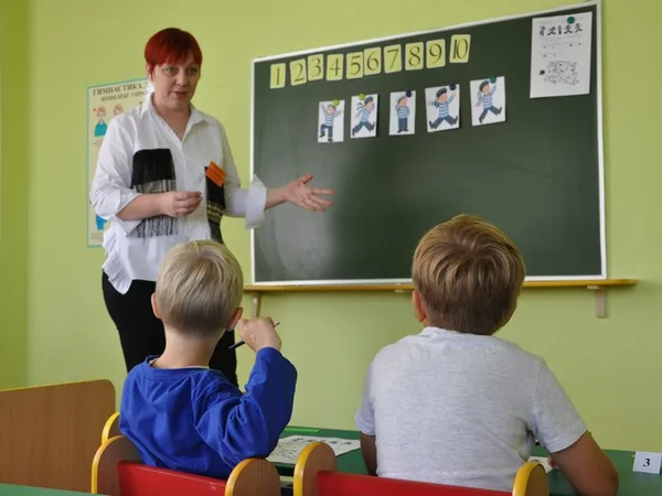 Дети играют в группе