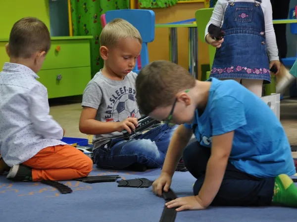 Дети играют в группе