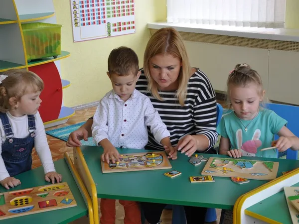 Дети играют в группе