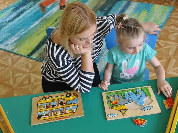 Дети играют в группе