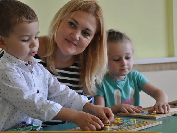 Дети играют в группе