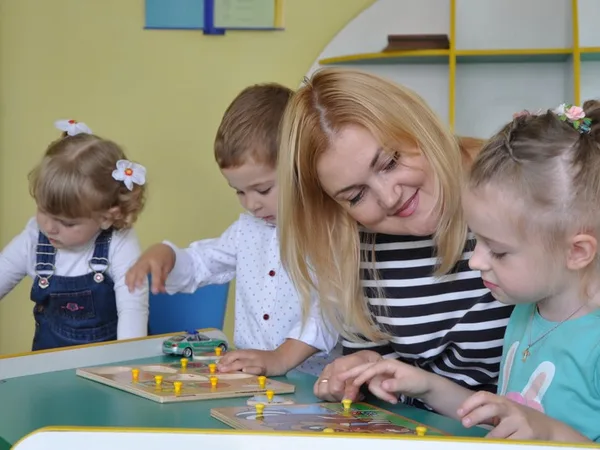 Дети играют в группе