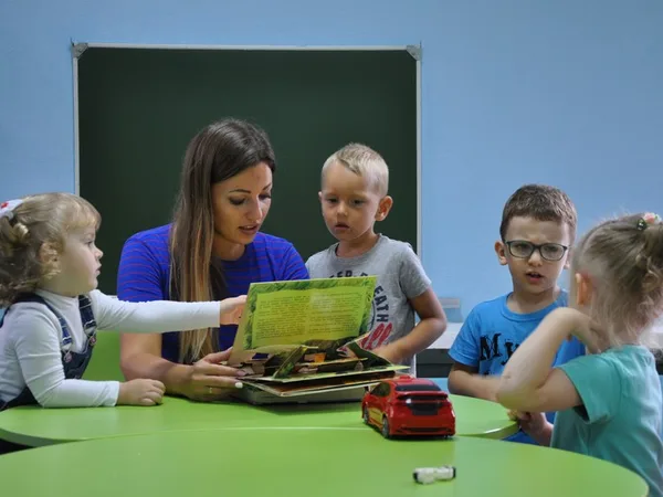 Дети играют в группе
