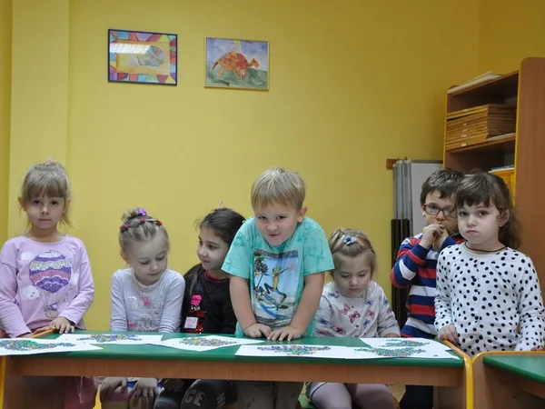 Дети играют в группе