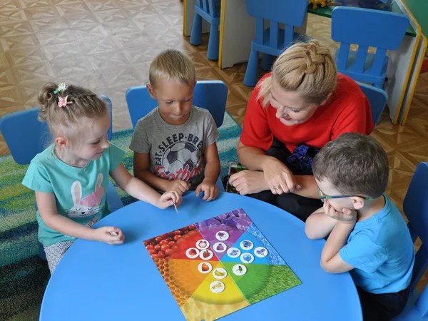Дети играют в группе