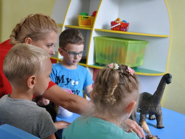 Дети играют в группе