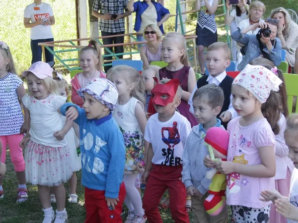 Дети играют в группе