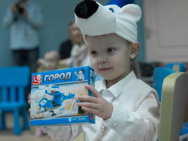 Дети играют в группе