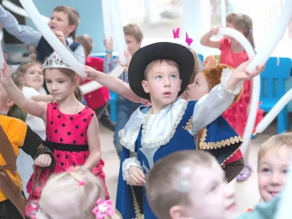 Дети на детском празднике