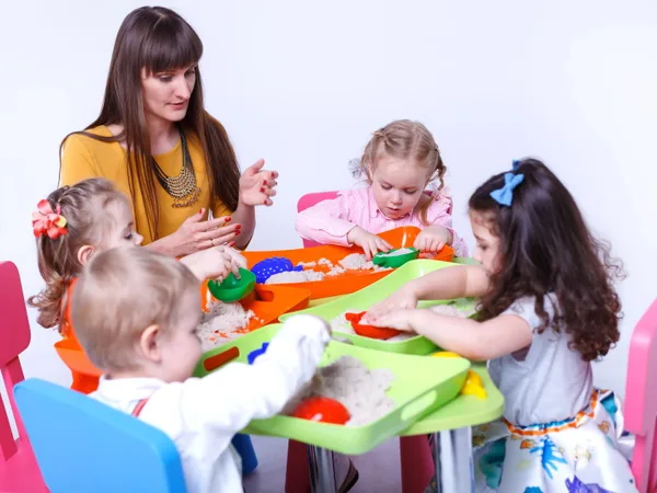 Дети играют с песком