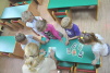 Дети смотрят фотографии за столом