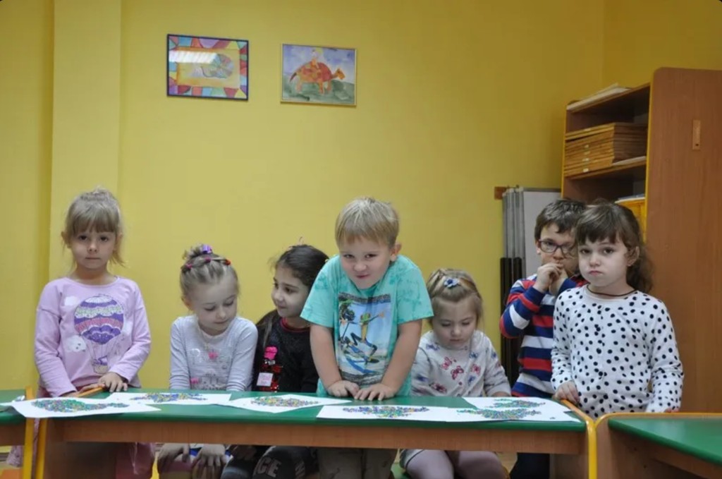 Дети на занятии в центре развития YMKA